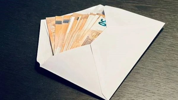 €50 banknotes in an envelope, representing savings, investment, and liquidity. Optimize your loans with consolidation.