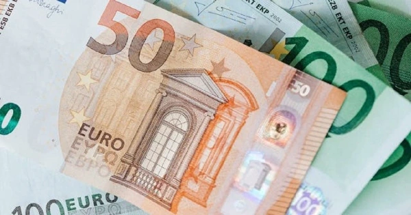 Close-up of a stack of Euro banknotes (50€ and 20€).