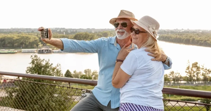 casal de reformados em paisagem